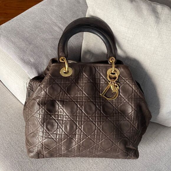 Elegant Brown Quilted Handbag - Picture 1 of 15